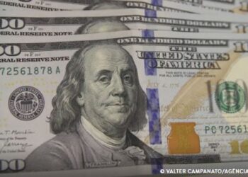 Bolsa bate recorde, e dólar cai para menor valor em mais de um ano