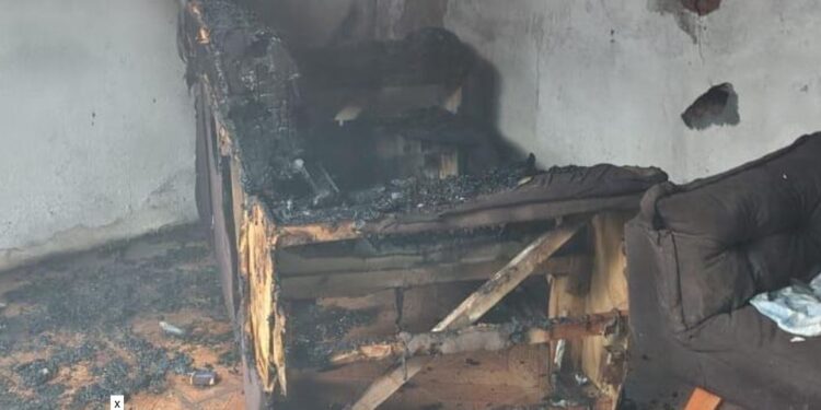 Briga entre parentes termina com um ‘esfaqueado’ com espátula de pedreiro e casa incendiada em Minas