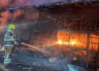 Ônibus de turismo com destino a Caldas Novas pega fogo após colisão com carreta na BR-262