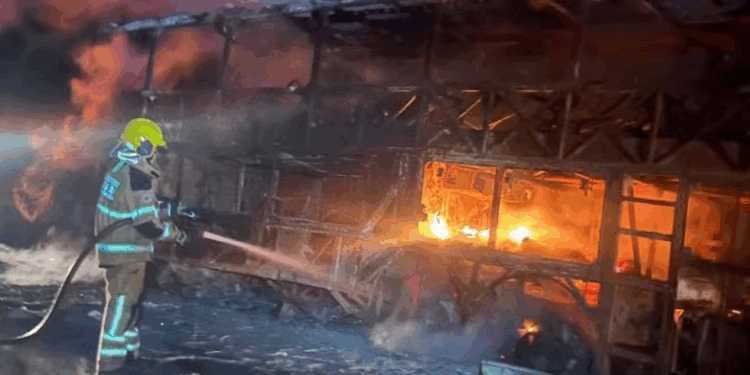 Ônibus de turismo com destino a Caldas Novas pega fogo após colisão com carreta na BR-262