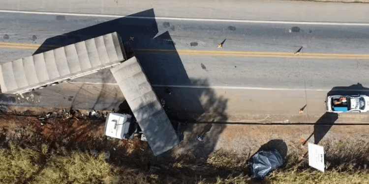 Jovem de Uberlândia morre em colisão entre carro e caminhão na BR-262