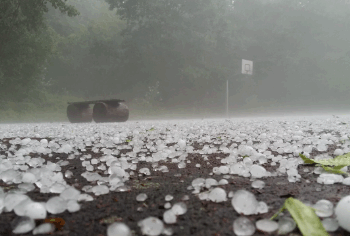 Chuva de granizo surpreende Capitólio e acende alerta para o fim de semana