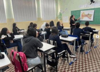 Fonoaudióloga ministra palestra sobre audição e uso de fones de ouvido em escola municipal