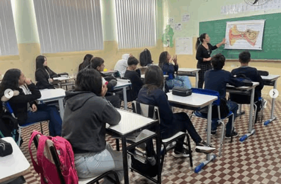 Fonoaudióloga ministra palestra sobre audição e uso de fones de ouvido em escola municipal