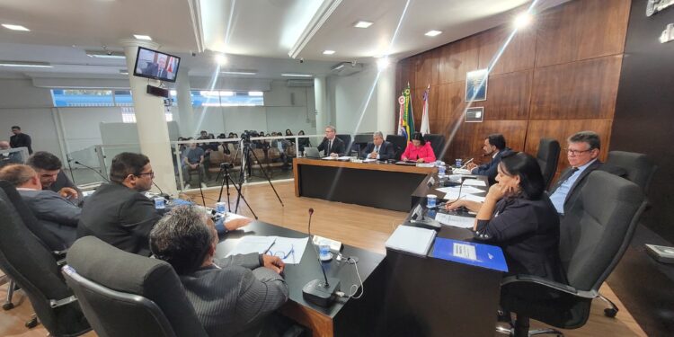 Câmara aprova nova fórmula de diárias e regulamenta capacitações para o Legislativo