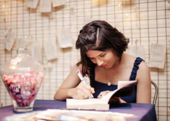 Jovem autora de romance policial, Natália Soares participa da FLIFOR e inspira novos escritores