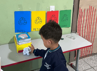 Crianças aprendem sobre coleta seletiva em CEMEI de Córrego Fundo