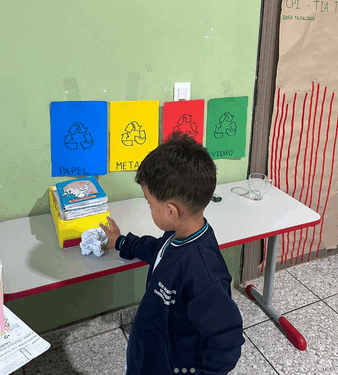 Crianças aprendem sobre coleta seletiva em CEMEI de Córrego Fundo