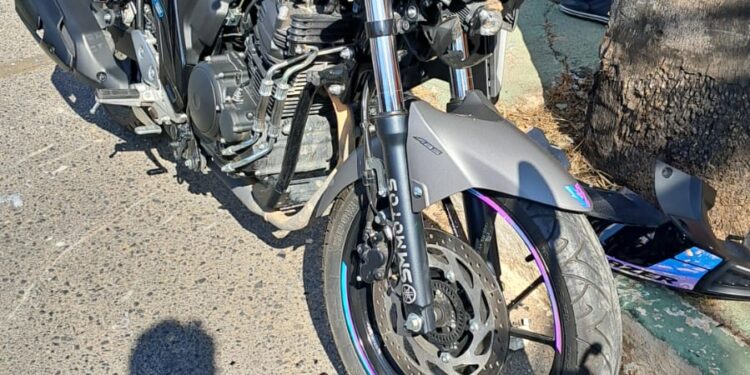 Motociclista perde o controle e colide com árvore na Av. Tabelião Juca Almeida em Formiga