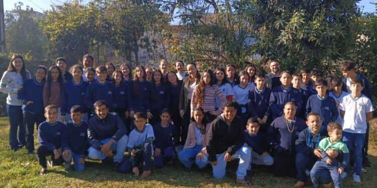 Alunos córrego-fundenses participam de projeto sobre ecossistemas e plantio de árvores