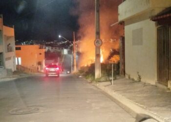 Fogo em terreno com lixo e vegetação preocupa moradores em Formiga