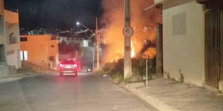 Fogo em terreno com lixo e vegetação preocupa moradores em Formiga
