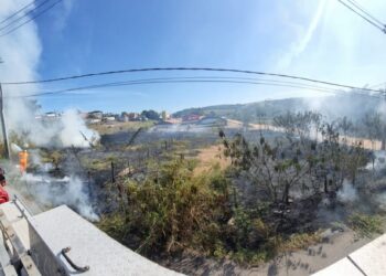 Incêndio em lote vago é contido pelo Corpo de Bombeiros no bairro Sousa e Silva