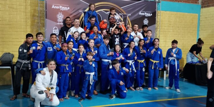 Tatame do Bem brilha na Copa BJJ Kids 5 em Belo Horizonte e conquista o 2º lugar por equipes