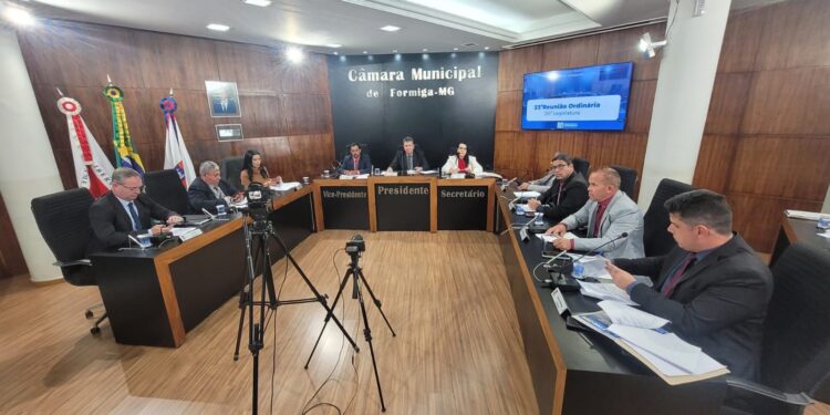 Câmara aprova gratuidade no transporte para servidores e diretrizes do Orçamento de 2026