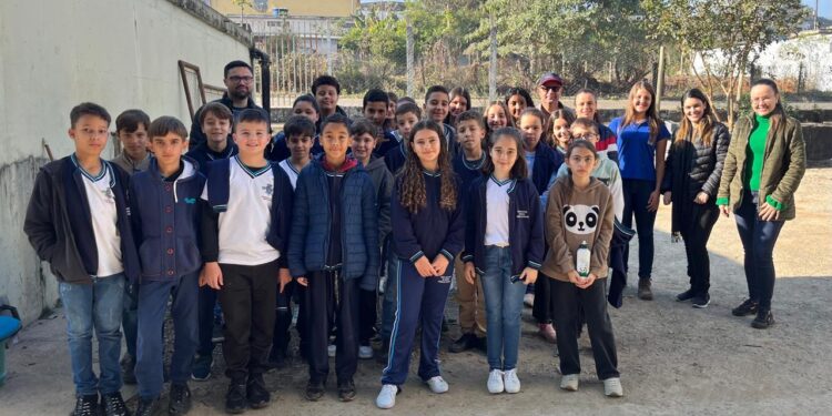 Estudantes de Córrego Fundo visitam Centro de Tratamento de Água do SAAE