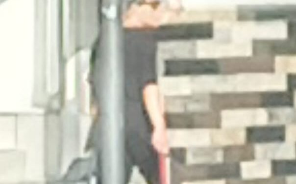 Suspeito em surto risca veículos e ameaça mulher com faca em Formiga