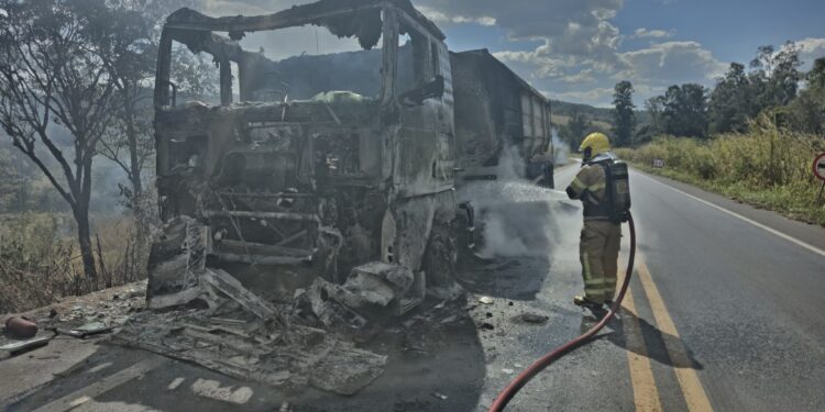 Bombeiros combatem incêndio em carreta e vegetação na BR-354 em Campo Belo