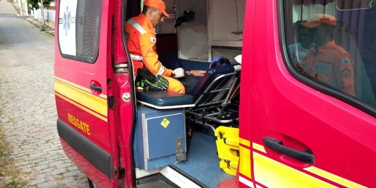 Homem sofre crise convulsiva em campo de futebol no Centro de Campo Belo