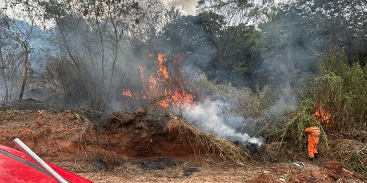 Cidade de Arcos também registra incêndio em terreno baldio