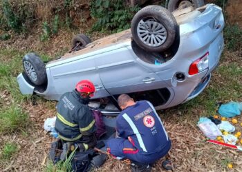 Condutora morre após veículo capotar na BR-494, em Oliveira