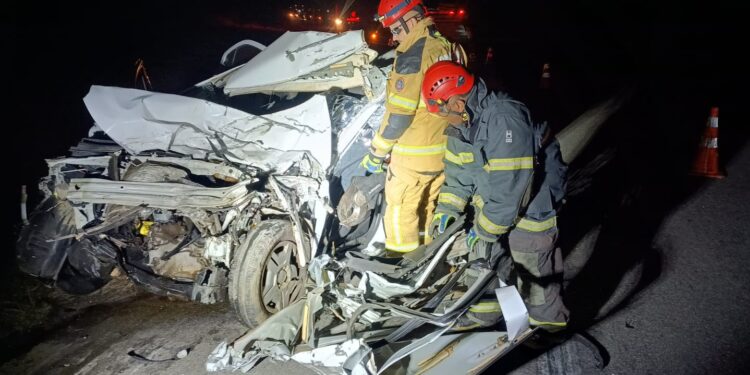 Idoso morre e mulher fica ferida após colisão entre carro e ônibus na BR-494, em Carmo da Mata