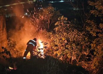 Incêndio em lote vago ameaça residências no bairro Saudade em Formiga