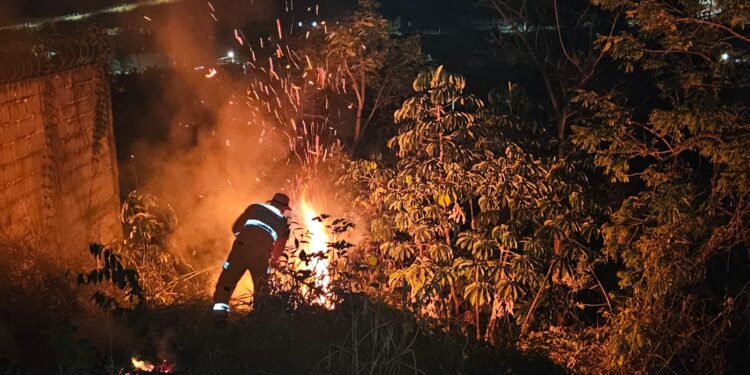 Incêndio em lote vago ameaça residências no bairro Saudade em Formiga