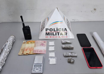 Jovem é preso e menor apreendido suspeitos de tráfico de drogas no bairro Lajinha em Formiga