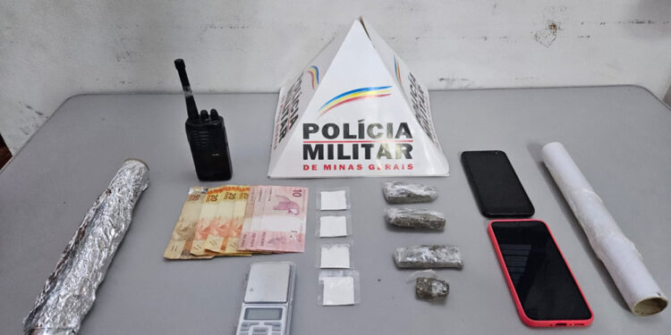 Jovem é preso e menor apreendido suspeitos de tráfico de drogas no bairro Lajinha em Formiga