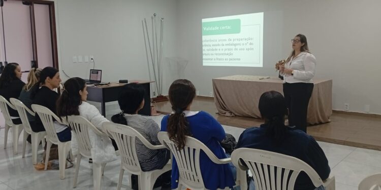 Enfermagem de Córrego Fundo participa de capacitação sobre aplicação ventroglútea