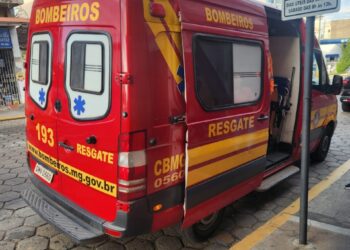 Bombeiros prestam socorro à vítima de queda após desmaio no Souza e Silva em Formiga