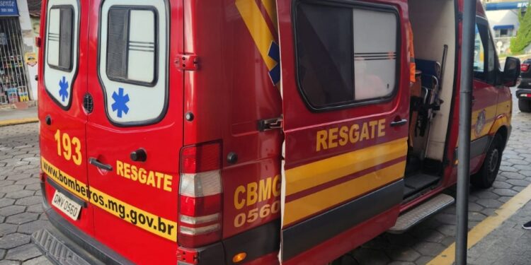 Bombeiros prestam socorro à vítima de queda após desmaio no Souza e Silva em Formiga