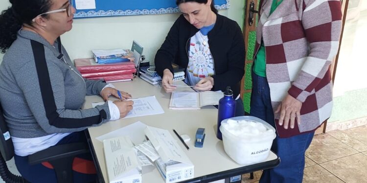 Verificação de cartões de vacinação é realizada no Cemei de Córrego Fundo