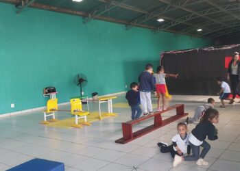 Circuito de atividades físicas estimula crianças em CEMEI de Córrego Fundo