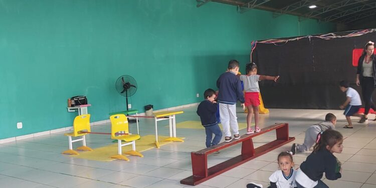 Circuito de atividades físicas estimula crianças em CEMEI de Córrego Fundo