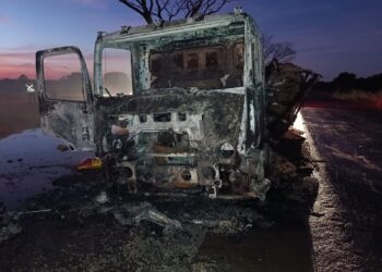 Caminhão sofre perda total após incêndio na MG-170