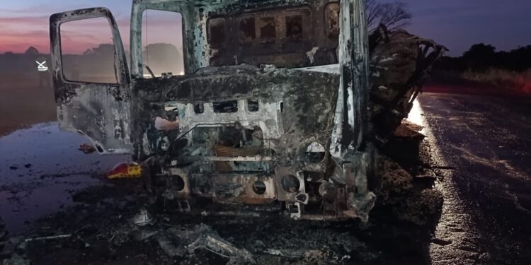 Caminhão sofre perda total após incêndio na MG-170