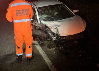 Acidente entre carro e carreta deixa homem ferido na BR-494 em Oliveira