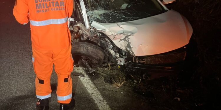 Acidente entre carro e carreta deixa homem ferido na BR-494 em Oliveira