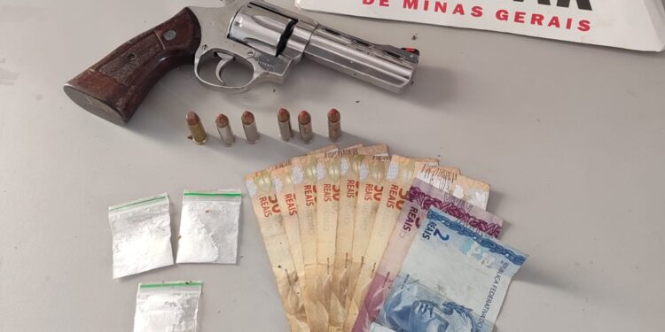 Formiga: PM prende jovem por porte ilegal de arma, tráfico de drogas e cumprimento de mandado de prisão