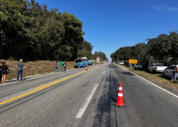 Acidente na MG-050 teve início após moto colidir com caminhão que saía de posto, afirma PMRv