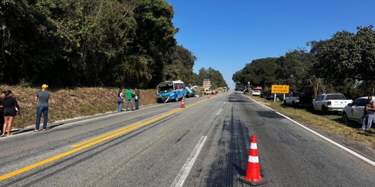 Acidente na MG-050 teve início após moto colidir com caminhão que saía de posto, afirma PMRv