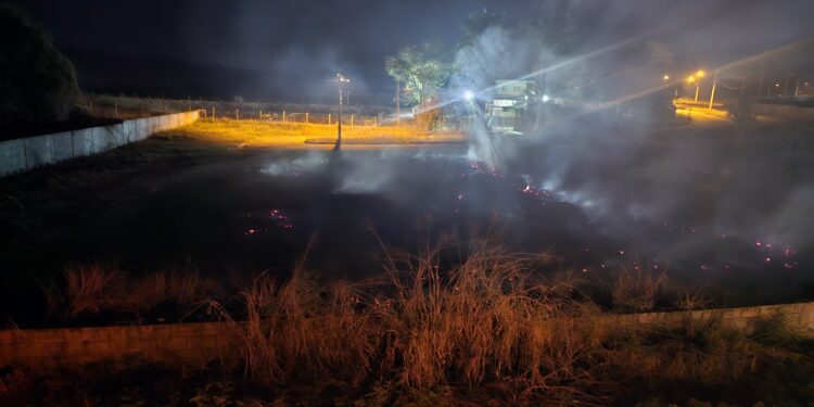 Corpo de Bombeiros atua em incêndio na região de Furnastur em Formiga