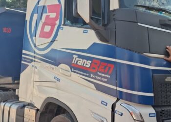 Motorista preso em cabine de carreta é resgatado inconsciente pelos bombeiros, em Arcos