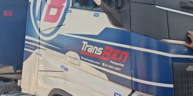 Motorista preso em cabine de carreta é resgatado inconsciente pelos bombeiros, em Arcos