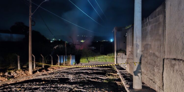 Formiga: queimada em terreno com bambuzal provoca queda de poste e interdição de via