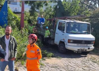 Bombeiros realizam monitoramento em área atingida por incêndio no bairro São Luiz em Formiga
