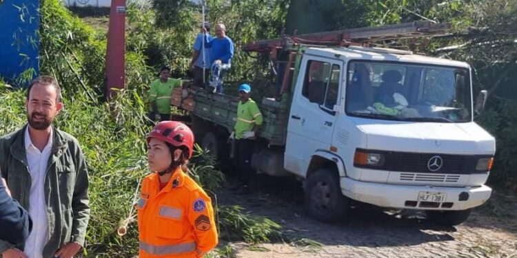 Bombeiros realizam monitoramento em área atingida por incêndio no bairro São Luiz em Formiga
