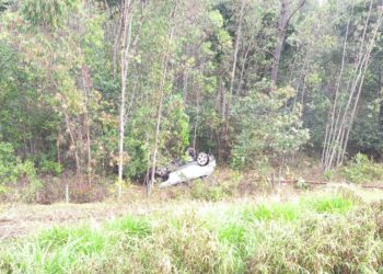 Carro cai em ribanceira de cerca de 15 metros após colisão na MG-050